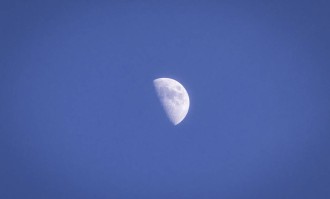 维尼修斯双响推迟巴塞罗那夺冠，西班牙人深陷保级泥潭：一场充满争议与精彩的西甲对决